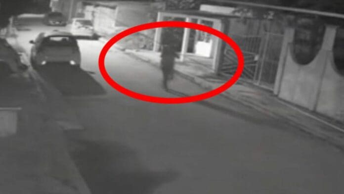 Video: Cámara de seguridad capta supuesto fantasma caminando por la calle en Día de Muertos