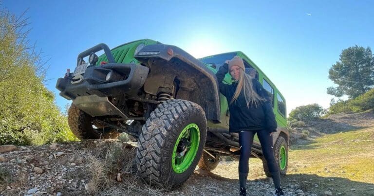 La heroína de Paiporta: utilizó su vehículo para abrir paso en las calles inundadas de Valencia