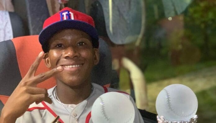 Grandes Ligas exhibe a beisbolista dominicano que falsificó su edad para firmar contrato; tiene 19 años, no 14.