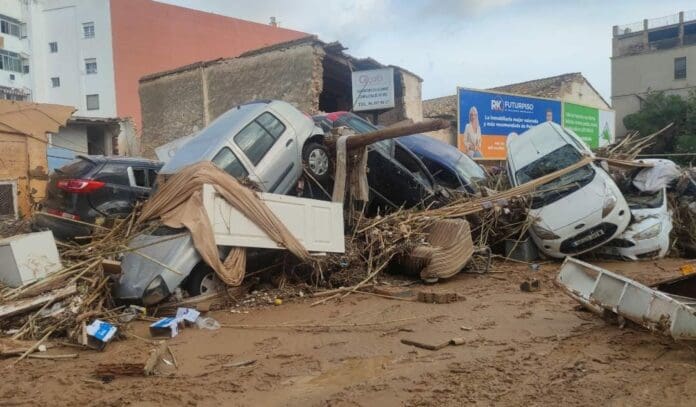 Los habitantes de Valencia, España piden al gobierno que recoja los cuerpos de las personas fallecidas por DANA.