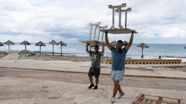 Tormenta tropical Rafael, se convierte en huracán categoría 1; se dirige hacia Cuba