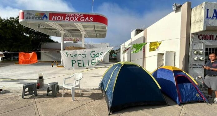 Protestan los vecinos de Villas del Sol de Playa del Carmen por una gasera construida cerca de dos escuelas.