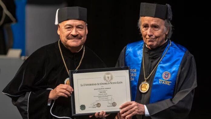 Cantante español Joan Manuel Serrat recibe Doctorado Honoris Causa por la UANL