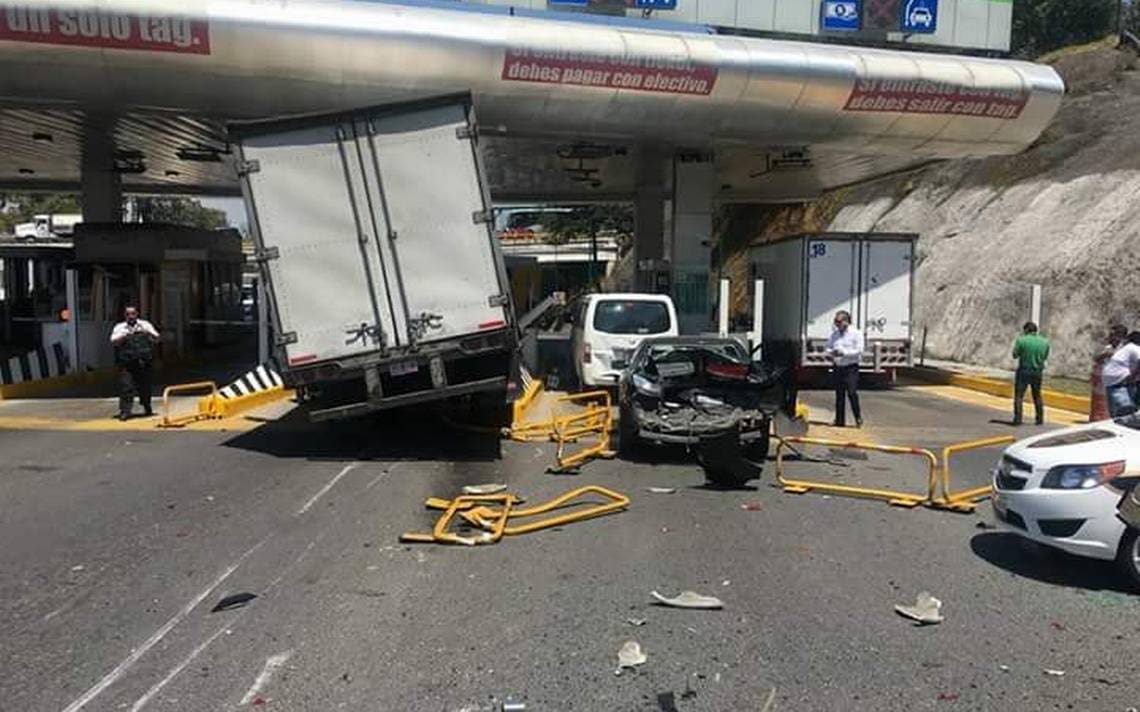 Camión sin frenos provoca accidente en autopista Chamapa-Lechería, en Edomex, hay varios heridos