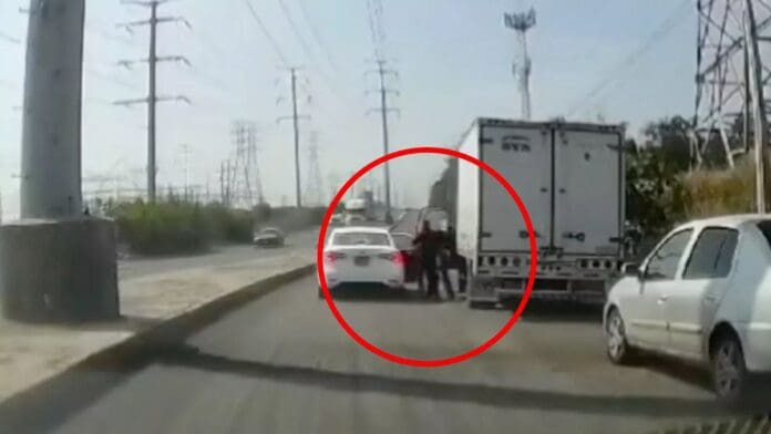 Captan el momento en que un conductor de camión de carga es 