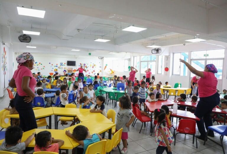 Treinta y ocho niños de la guardería “El Patio de Mi Casa” ingresaron al servicio de urgencias pediátricas de la Unidad 48 del Instituto Mexicano del Seguro Social (IMSS) con dolor estomacal por una presunta intoxicación.