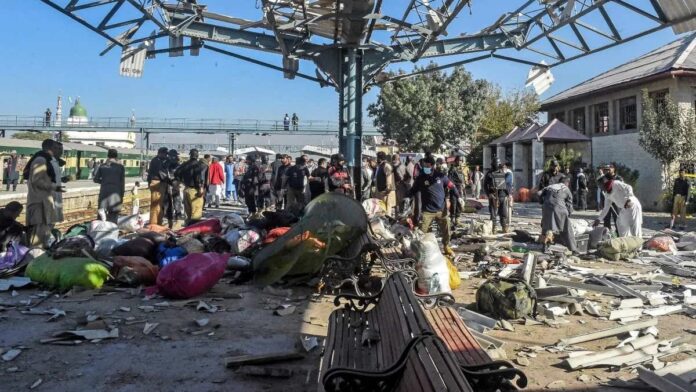 Video: Atentado terrorista en una estación de tren deja al menos 26 muertos en Pakistán