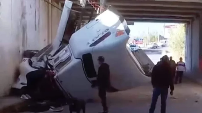 Un tráiler cayó desde un puente en la autopista México-Querétaro este sábado. El momento posterior al incidente fue captado en video y difundido en redes sociales.
