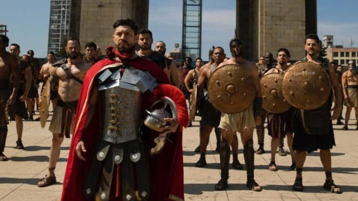 Oribe Peralta se disfraza de gladiador y desfila por calles del Centro Histórico de la CDMX