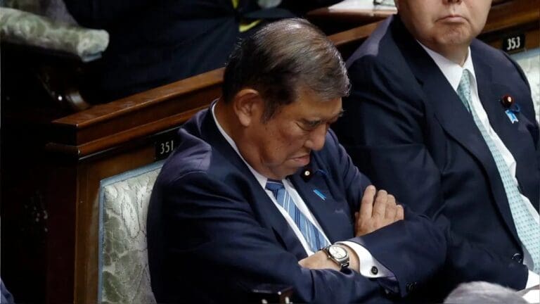 Video: Primer ministro japonés duerme durante la votación parlamentaria para su reelección
