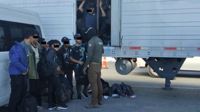 Hallan a más de 250 migrantes hacinados dentro de tractocamión en Chihuahua