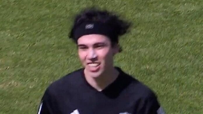 Gracias a un patrocinio, el streamer Spreen debuta en futbol de Argentina; juega un minuto y sale de cambio.