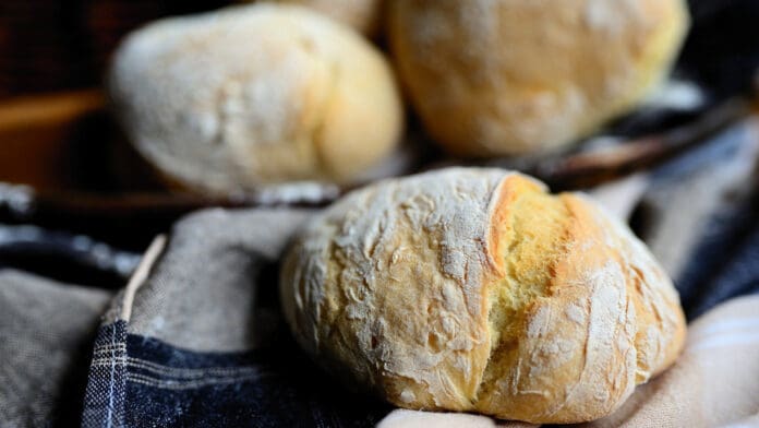 Ni en el horno ni en la heladera: Esta es la mejor forma de mantener guardado el pan fresco