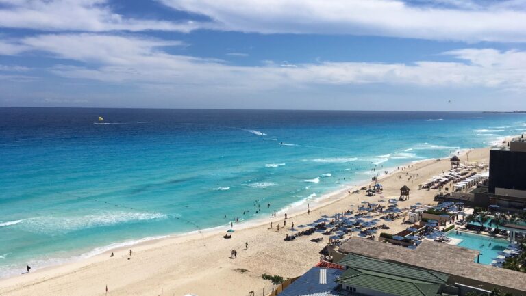 Zona de baja presión aumenta a 90% probabilidades de convertirse en ciclón; se ubica a mil 255 km de Cancún