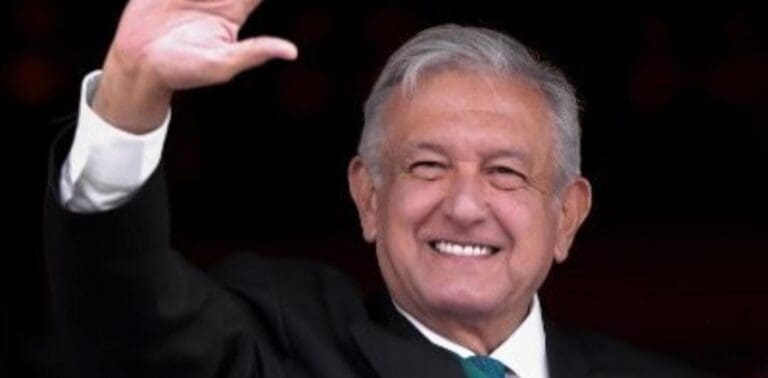 Políticos y seguidores de la Cuarta Transformación felicitan al expresidente AMLO por su cumpleaños número 71.