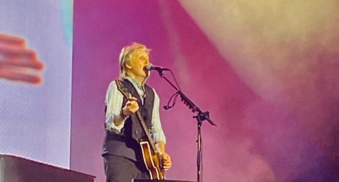 Con un concierto de cerca de tres horas y un show de drones, Paul McCartney complace a los fans mexicanos.