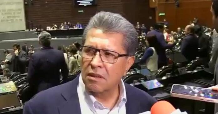 Captan al diputado federal Ricardo Monreal abordando un helicóptero privado; dice que solo lo usa en emergencias.