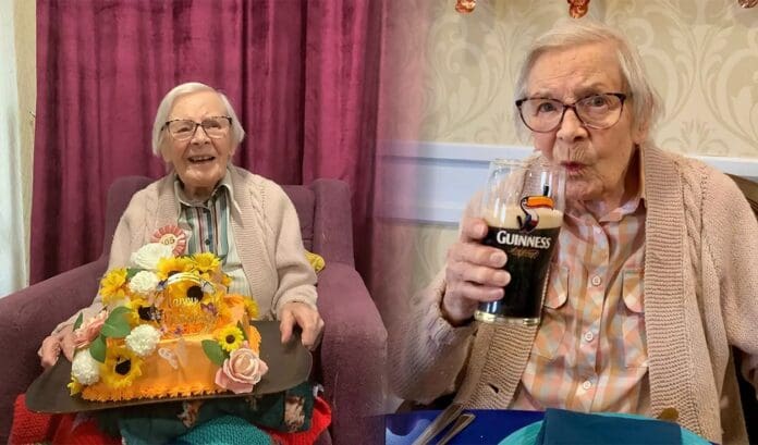 Mujer cumple 105 años y revela su secreto para una vida larga y feliz: Tomar cerveza y no casarse