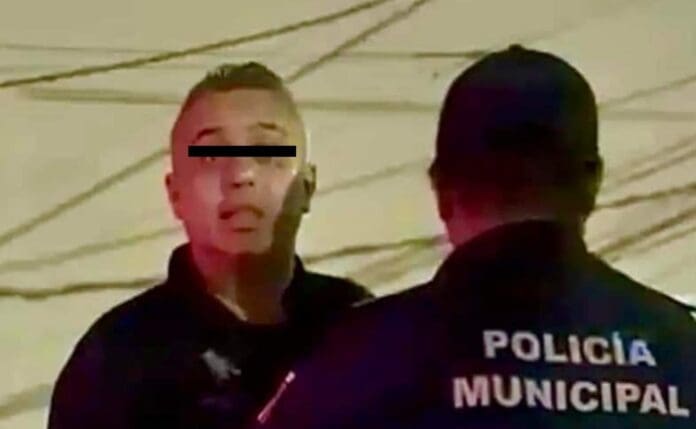 Cesan a comandante de la Policía Auxiliar de Cancún tras altercado en un bar. Presuntamente se negó a pagar la cuenta.