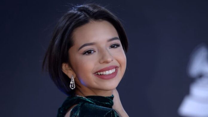 Video: Ángela Aguilar recibe premio a 