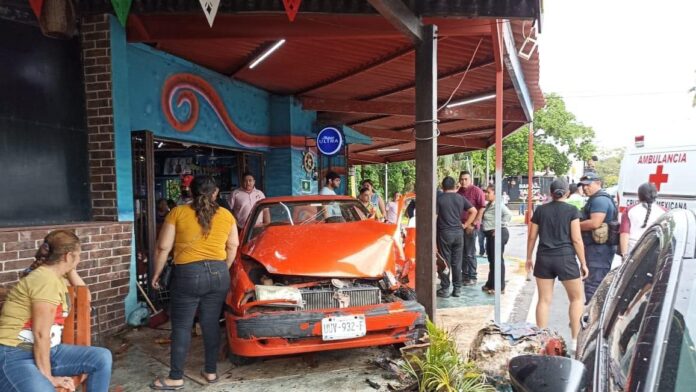 Video: Arrollan a comensales dentro del restaurante 