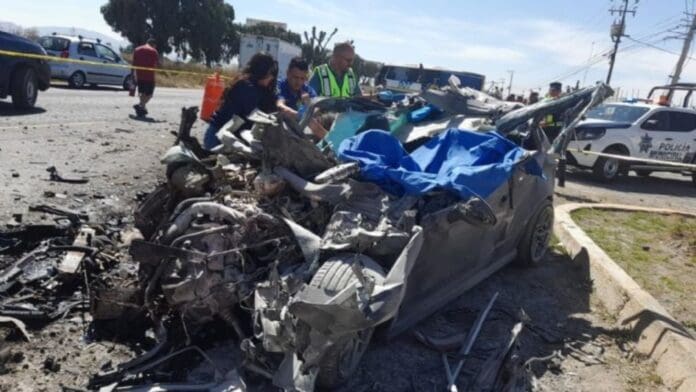 Accidente en la carretera México-Pachuca deja un muerto y un herido tras quedar el auto destrozado