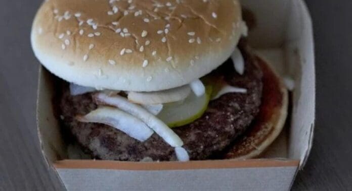 Van 104 casos de personas afectadas por hamburguesas contaminadas de McDonald's. Una persona incluso falleció.
