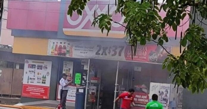 Sigue la violencia en el estado de Tabasco. Ejecutaron a dos personas, atacaron a policías y quemaron un Oxxo.