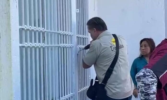 Desalojaron a más de 20 familias de Cancún por no haber podido acreditar la propiedad de sus departamentos.