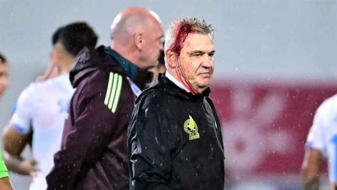 Video: Javier Aguirre sufre terrible agresión tras el duelo de México ante Honduras