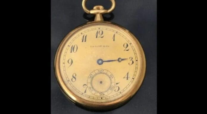Subastan un antiguo reloj de oro que regalaron al capitán que rescató a los sobrevivientes del Titanic. La cifra rompió récord.