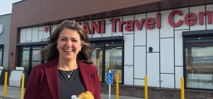 La primera ministra de Alberta, Canadá se ha sumado a quienes han pedido que México sea expulsado del T-MEC.