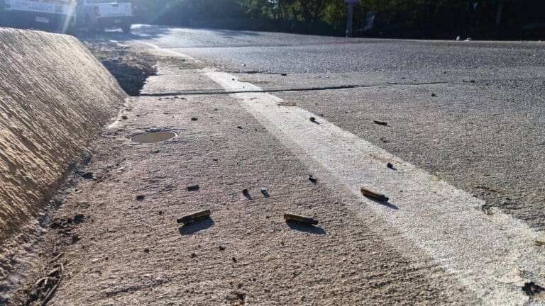 Enfrentamiento armado en Imala, Culiacán, deja un carro incinerado y el poblado sin luz