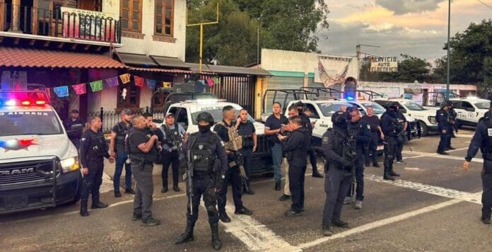 Un grupo armado secuestró a un empresario restaurantero y provocó una balacera en Pátzcuaro, en el estado de Michoacán.