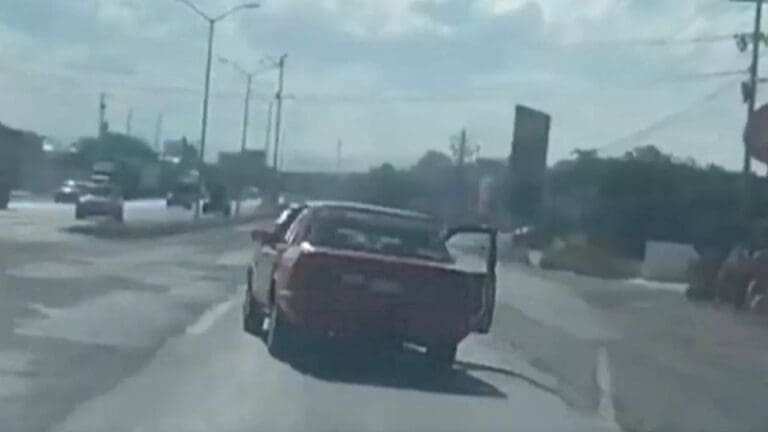 VIDEO: Mujer se lanza de auto en movimiento en Querétaro ante intento de secuestro