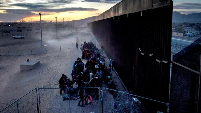 Ofrece Texas terrenos a Trump en frontera con México para deportaciones masivas