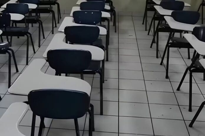 VIDEO: Descubren a profesor de escuela en Florida viendo 