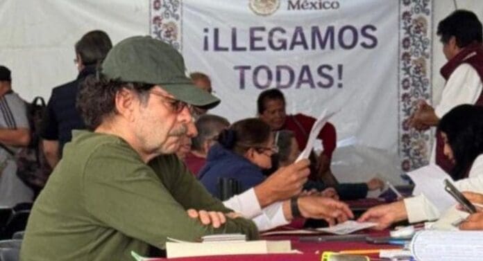 Tunden en redes a Gabriel Quadri por criticar los apoyos de la 4T y ahora pedir su pensión de adulto mayor.