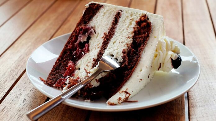 Alumno droga a profesora con pastel para evitar entrega de calificaciones a sus padres