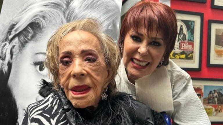 Entre lágrimas, Alejandra Guzmán pide orar por la salud de su madre, Silvia Pinal