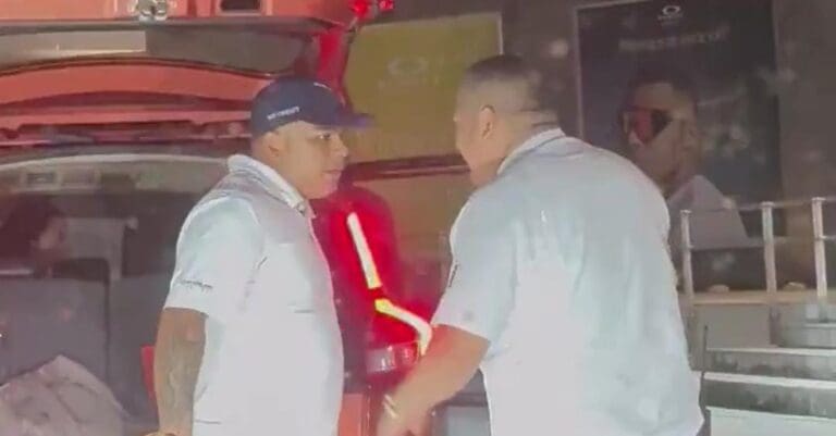 Un conductor de Uber amenaza a taxista con machete en Zona Hotelera de Cancún y ambos acaban a los golpes.