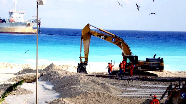 La arena es el segundo material sólido más utilizado en el mundo después del uso del agua, y cada año se explotan 50 mil millones de toneladas sin que haya una vigilancia adecuada del impacto de su extracción en la naturaleza, por lo que su uso debe regularse para proteger la biodiversidad. La Comisión de Medio Ambiente, Recursos Naturales y Cambio Climático del Senado exige a la Secretaría de Medio Ambiente y Recursos Naturales (Semarnat) y a la Procuraduría Federal de Protección al Ambiente (Profepa) un informe del estado actual de las concesiones para la extracción de arena en las playas mexicanas. Al mismo tiempo, los integrantes de la comisión legislativa exigen a la Semarnat y Profepa que respondan las denuncias de explotación ilegal de arena porque se trata de un problema que amenaza la biodiversidad y la seguridad de las comunidades costeras. “La explotación de arena es un problema real y de alcance mundial que debe atenderse para evitar daños irreparables a los ecosistemas. Por ello, solicitamos garantizar una supervisión las concesiones”, alerta la presidenta de esa comisión, Maki Esther Ortiz Domínguez. Explica que ese problema está directamente relacionado con la creciente demanda mundial de arena, impulsada por la construcción masiva y la urbanización acelerada. La senadora del Partido Verde Ecologista de México (PVEM) por Tamaulipas señala que el mercado mundial de arena y grava genera alrededor de 57 mil millones de euros (59 mil 384 de dólares) al año, de los que una porción considerable proviene del mercado negro, impulsado en parte por mafias en países como la India. Extracción ilegal La médica cirujana de profesión destaca la importancia de investigar las denuncias de explotación ilegal, que han aumentado sobre todo en estados costeros como Baja California Sur, Jalisco y Veracruz, donde la población local ha expresado su preocupación. Ortiz Domínguez sostiene que el uso excesivo de arena es para producir hormigón y la construcción de viviendas, carreteras y hospitales, pero su extracción de lugares como ríos y playas pueden causar graves daños ambientales. La política mexicana advierte que la extracción ilegal de arena provoca erosión y salinización de acuíferos, la pérdida de protección contra las mareas de tempestad y el deterioro de la biodiversidad. La titular de la Comisión de Medio Ambiente, Recursos Naturales y Cambio Climático explica que “la arena no es sólo un recurso natural; es el fundamento de la biodiversidad costera y una barrera natural que protege nuestras costas de fenómenos como las mareas de tempestad y el aumento del nivel del mar”. “Su desaparición, provocada por la explotación descontrolada, pone en riesgo no sólo a los ecosistemas costeros, sino también a las poblaciones que dependen de esos espacios naturales para su seguridad y sustento”, sostiene la senadora verde. La extracción ilegal de arena reduce la franja litoral, modifica la conformación natural del terreno, achica la zona de amortiguamiento del oleaje y genera impactos negativos ecológicos, lo que pone en riesgo el equilibrio del ecosistema, explica Maki Ortiz. La extracción de arena ha duplicado la capacidad de regeneración natural, agravada por la demanda, que ha crecido 60 por ciento desde el inicio del siglo y en China más de 400 por ciento. En California se estima que cada año desaparecen 30 kilómetros cuadrados de playas debido a la erosión.