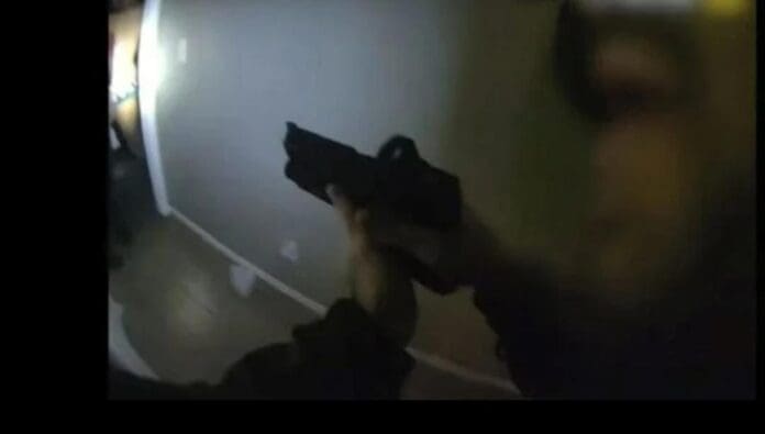 Un policía de Las Vegas mata a una persona que pidió ayuda porque un sujeto había ingresado a su vivienda.