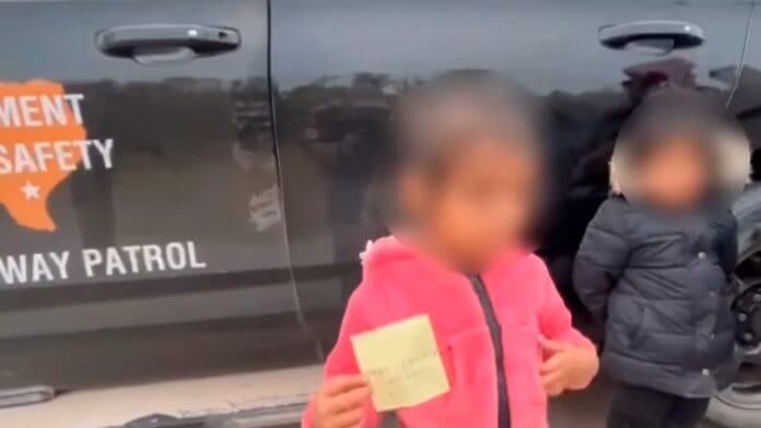 Video: Rescatan a niña de dos años tras cruzar sola la frontera sur de EU