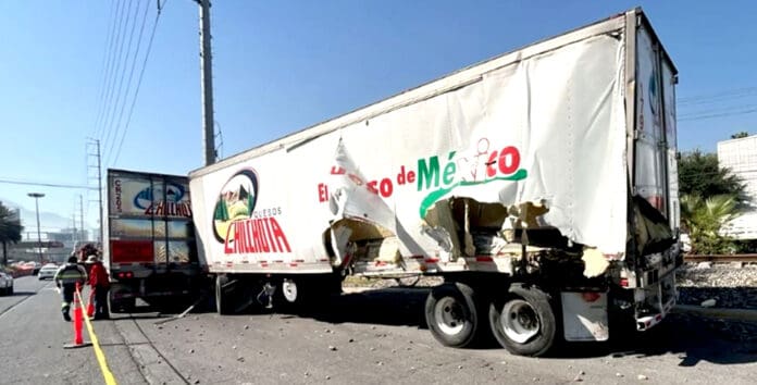 Impacta tren a tráiler, caja sale disparada y mata a dos hombres en Monterrey