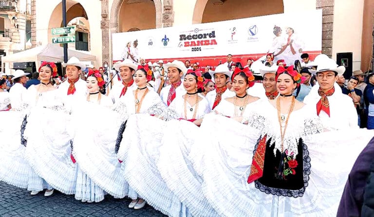 Video: Con 2 mil 700 bailarines, rompe récord la Bamba Monumental en Xalapa, Veracruz