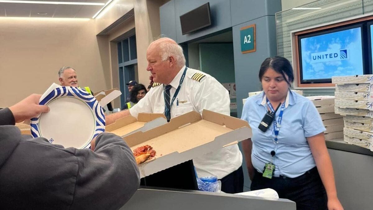 Piloto compra pizzas para compensar a los pasajeros por las horas de retraso del vuelo