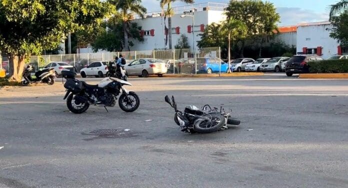 Se accidentó una familia de cuatro integrantes que iba en motocicleta en Cancún. Se reporta a dos menores delicados.