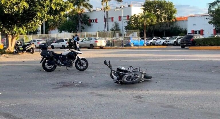 Se accidenta familia de cuatro integrantes que iba en moto en Cancún; dos menores, delicados