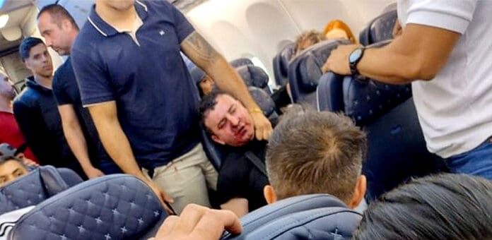 Video: Atan pasajeros a un sujeto por comportarse agresivo en pleno vuelo